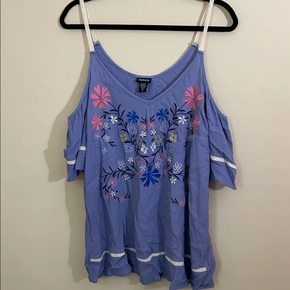 Torrid 0 EMBROIDERED LACE INSET COLD SHOULDER TOP - Picture 4 of 9